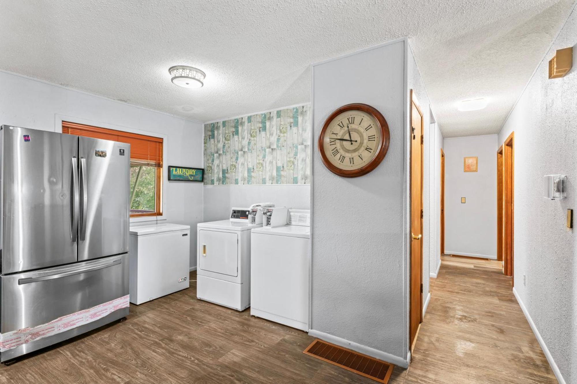Compact, Comfortable And Cozy Too Анкъридж Екстериор снимка
